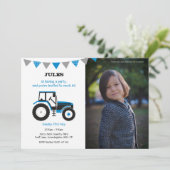 Blauwe Tractor Verjaardagsfeestje Uitnodigen met F Kaart (Staand voorkant)