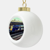 Blauwe trein, bij station Sheffield Keramische Bal Ornament (Rechts)