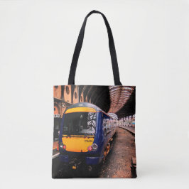 Blauwe trein, op het station van York. Tote Bag