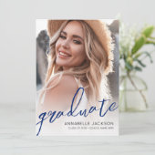 Blauwe trendy script afstudeerfoto afstuderen kaart (Staand voorkant)