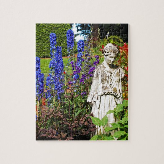 Blauwe tuin van delfinebloem en godin-beeld legpuzzel (Verticaal)