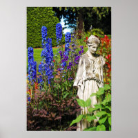 Blauwe tuin van delfinium en grieks godin beeld