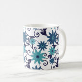 Blauwe turquoise bloemen Gepersonaliseerd Koffiemok (Voorkant rechts)