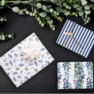 Blauwe twijgen en roze kerstpatronen inpakpapier vel