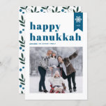 Blauwe Typografie Snowflakes Foto Happy Hanukkah Feestdagenkaart<br><div class="desc">Happy Hanukkah! | Verstuur je vakantiewensen met deze aanpasbare Hanukkah-fotoplatte kaart. Het is voorzien van blauwe retro gewaagde typografie,  eenvoudig sneeuwvlokken accent en feestelijk patroon. Personaliseer door namen,  jaar en foto toe te voegen. Deze feestelijke foto Happy Hanukkah-platte kaart is verkrijgbaar in verschillende kleuren en in verschillende kartonnen dozen.</div>