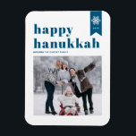 Blauwe Typografie Snowflakes Foto Happy Hanukkah Magneet<br><div class="desc">Fijne Chanoeka! | Verstuur uw vakantiewensen met deze aanpasbare Hanukkah fotomagneet. Het heeft blauwe retro vette typografie en sneeuwvlokaccenten. Personaliseer door namen,  jaar en foto toe te voegen. Deze feestelijke foto Happy Chanoeka magneet is verkrijgbaar in diverse kleuren en karton.</div>