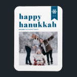 Blauwe Typografie Snowflakes Foto Happy Hanukkah Magneet<br><div class="desc">Fijne Chanoeka! | Verstuur uw vakantiewensen met deze aanpasbare Hanukkah fotomagneet. Het heeft blauwe retro vette typografie en sneeuwvlokaccenten. Personaliseer door namen,  jaar en foto toe te voegen. Deze feestelijke foto Happy Chanoeka magneet is verkrijgbaar in diverse kleuren en karton.</div>