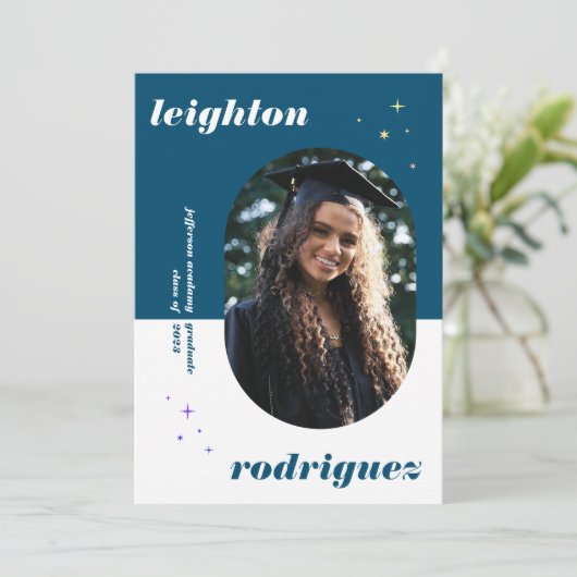 Blauwe unieke bekendmaking van het Afstuderen van Aankondiging (Staand voorkant)