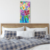 Blauwe vaas bloemige gewikkelde canvas print (Insitu (Slaapkamer))