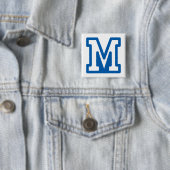 Blauwe varsity letter M monogram Vierkante Button 5,1 Cm (In situ)