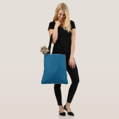 Blauwe, vaste, platte kleur tote bag (Op model)