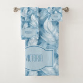 Blauwe Veren Delicate Bleekblauwe Monogram Bad Handdoek (Insitu)