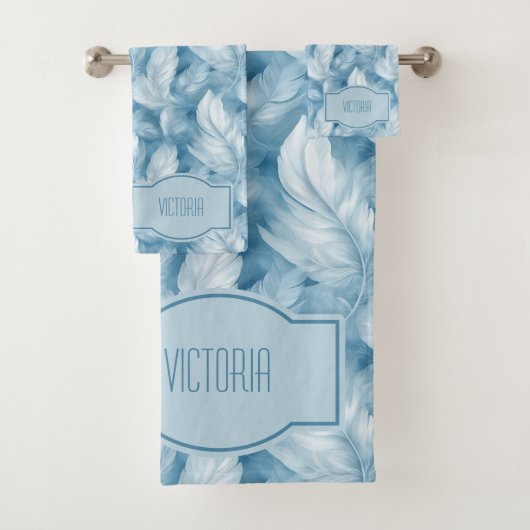Blauwe Veren Delicate Bleekblauwe Monogram Bad Handdoek (Insitu)