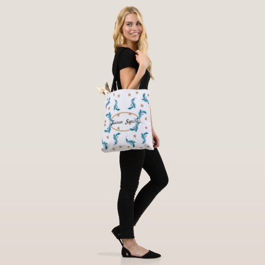 Blauwe veren en gouden sterren Boho-stijl op wit Tote Bag (Op model)