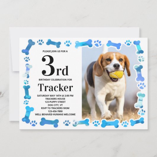 Blauwe verf drukt Aangepaste hond op geboortedag f Kaart (Voorkant)