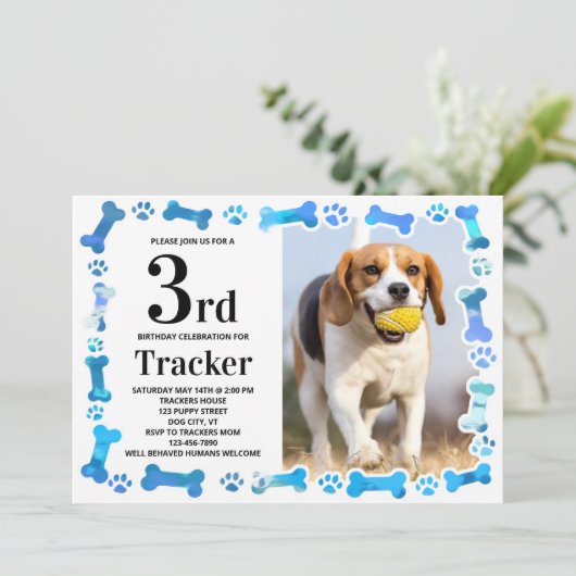 Blauwe verf drukt Aangepaste hond op geboortedag f Kaart (Staand voorkant)