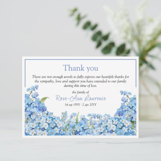 Blauwe vergeet-mij-nietjes bloemige lijst begrafen bedankkaart (Staand voorkant)