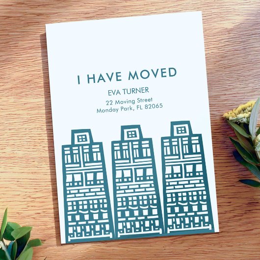 Blauwe verhuis aankondiging met retro gebouwen