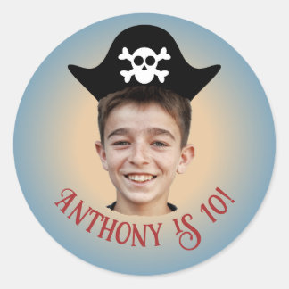Blauwe verjaardagspiraten met piratenhoed foto sti ronde sticker
