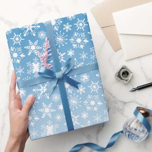 Blauwe verloop sneeuwvlokken cadeaupapier (Geschenken)