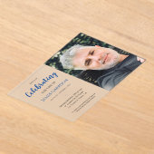 Blauwe viering van het leven met fotoherdenking acryl uitnodigingen (Laagn)