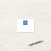Blauwe vierkante monogram plakbiljetten post-it® notes (Op bureau)