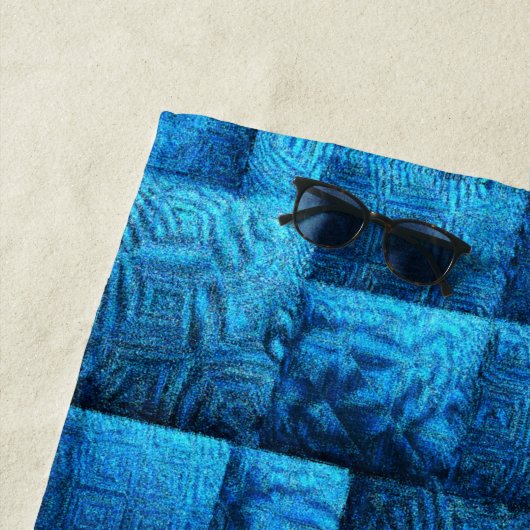 Blauwe vierkantjes met abstract stammodel strandlaken (In situ)