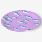 Blauwe vis op lila papieren bordje (Gekanteld)