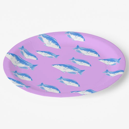 Blauwe vis op lila papieren bordje (Gekanteld)