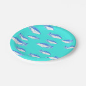 Blauwe vis op turquoise papieren bordje (Gekanteld)