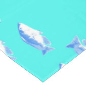Blauwe vis op turquoise tafelkleed (Gekanteld)