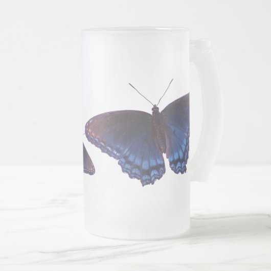 Blauwe vleugelvlinder met vleugels open matglas bierpul (Voorkant rechts)