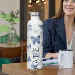 Blauwe vlinder cadeau voor moeder en vriend op maa waterfles<br><div class="desc">Deze waterfles heeft mooie blauwe vlinders met namen erop. Perfect cadeau-idee voor bruidsmeisje,  bruidsmeisje van eer en vakantie cadeau-ideeën. voeg jouw naam toe en maak het van jou.</div>