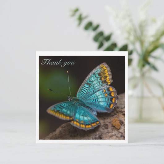 Blauwe Vlinder die zijn Aanpasbare Vleugels verspr (Staand voorkant)