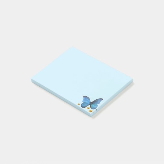 Blauwe vlinder en gouden Confetti op lichtblauw Post-it® Notes (Schuin)