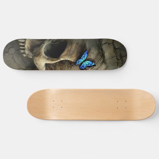 Blauwe vlinder en schedel persoonlijk skateboard (Horizontaal)