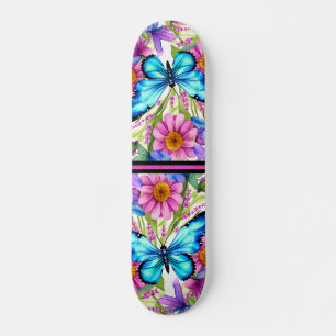 Blauwe vlinder in een gebied met bloemen persoonlijk skateboard