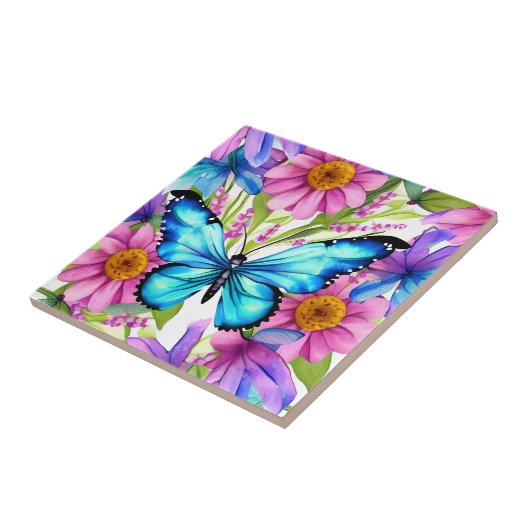 Blauwe vlinder in een gebied met bloemen tegeltje (Zijkant)