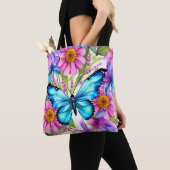 Blauwe vlinder in een gebied met bloemen tote bag (Dichtbij)