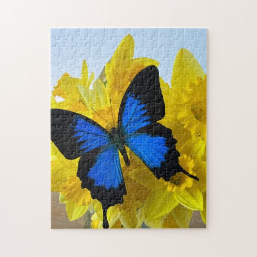 Blauwe vlinder op daffodis legpuzzel (Verticaal)