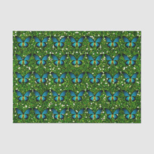 Blauwe vlinder op groenboek over het glitter tissuepapier