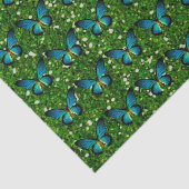 Blauwe vlinder op groenboek over het glitter tissuepapier (Detail)