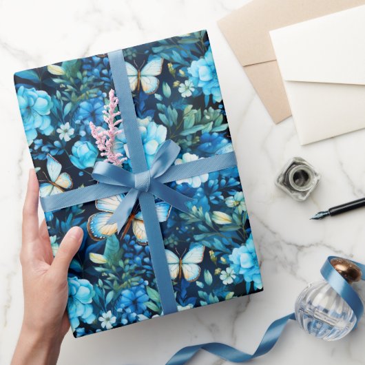 Blauwe vlinders en blauwe bloemen cadeaupapier (Geschenken)