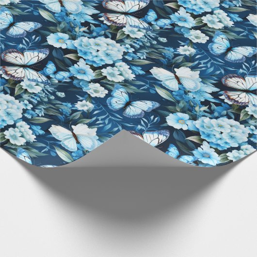 Blauwe vlinders en blauwe bloemen cadeaupapier (Hoek)