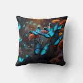 Blauwe Vlinders op een oranje plant bij maanlicht Kussen (Achterkant)