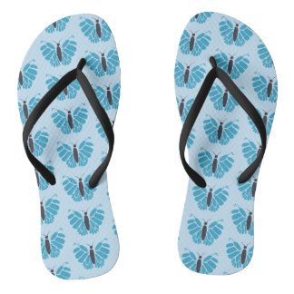 Blauwe vlinders op lichtblauwe teenslippers