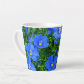 Blauwe vloeren van vlas latte mok (Linkerhoek)