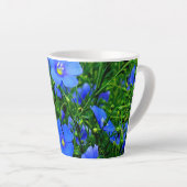 Blauwe vloeren van vlas latte mok (Rechterhoek)