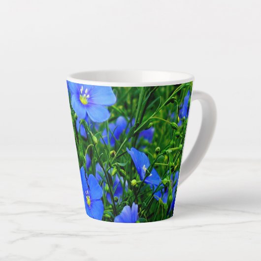 Blauwe vloeren van vlas latte mok (Rechterhoek)