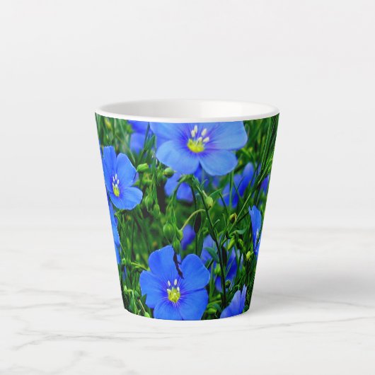 Blauwe vloeren van vlas latte mok (Voorkant)